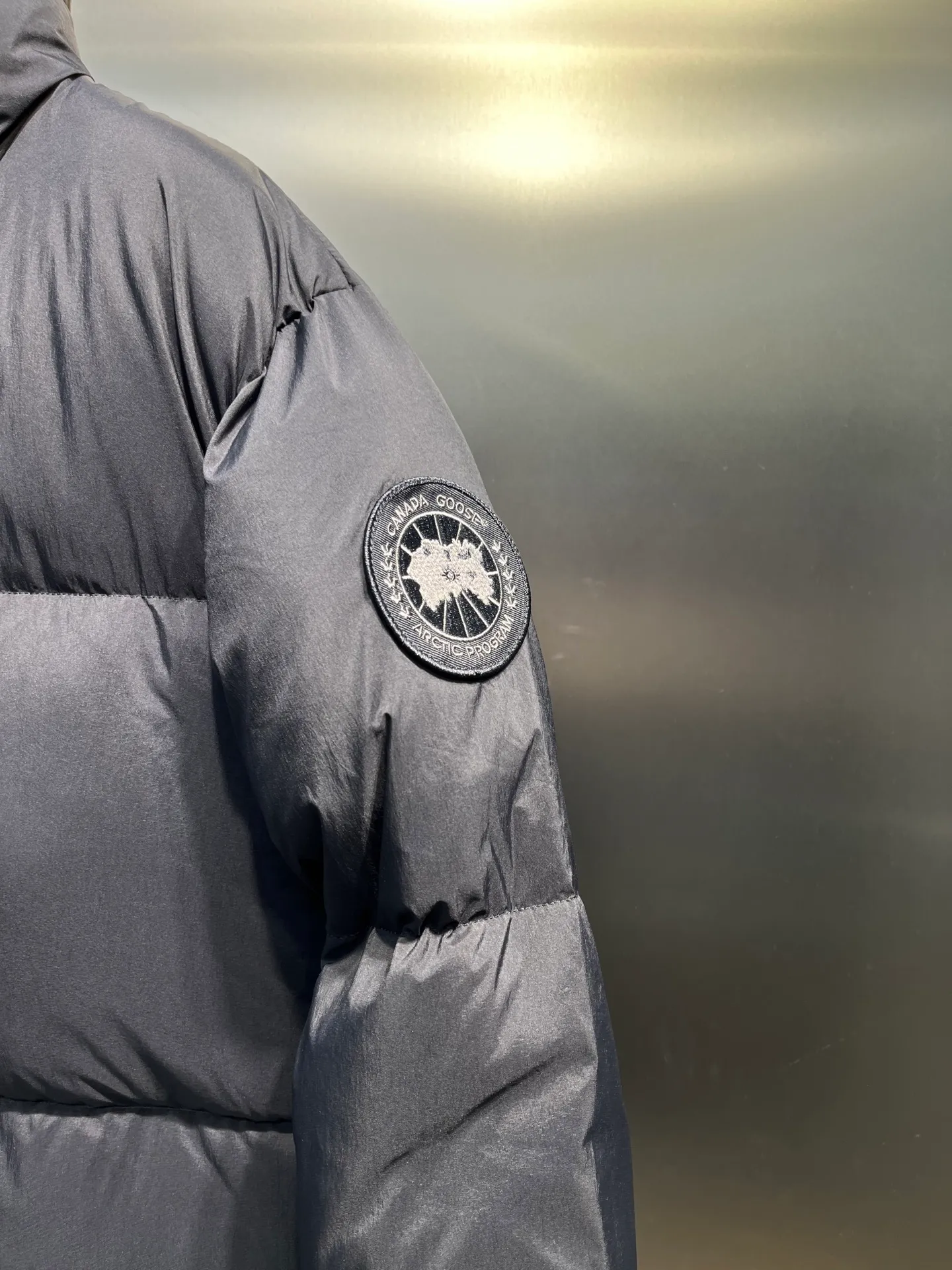 P800 Canada gooes】Large Goose Sleeve Stand Collar Down Jacket The Lawrence Down Jacket provides essential protection for everyday adventures. Delicately soft fabric, this is a water-repellent fabric that is soft to the touch yet durable. Filled with extremely fluffy white duck down. This piece has a quilted body and structured down. Padded collar and reflective double-stripe grip tape. Extended hem and tucked-in inner rib-knit cuffs.  Size: XS-2XL